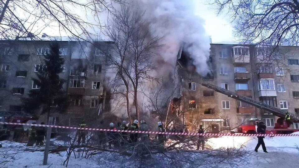 У Новосибірську й далі розбирають завали після вибуху газу, що зруйнував під'їзд п'ятиповерхівки