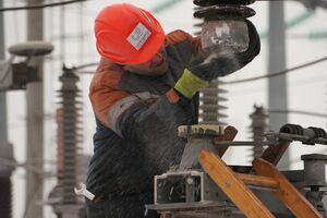 Энергетики продолжают ремонтировать объекты, поврежденные в результате атак россиян