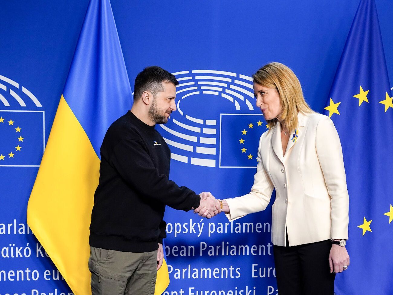 Метсола обратилась к странам ЕС с призывом дать Украине самолеты и дальнобойные ракеты во время визита Зеленского в Европарламент