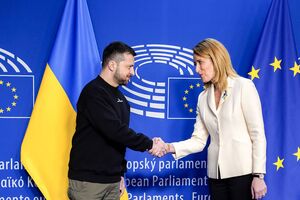 Метсола обратилась к странам ЕС с призывом дать Украине самолеты и дальнобойные ракеты во время визита Зеленского в Европарламент