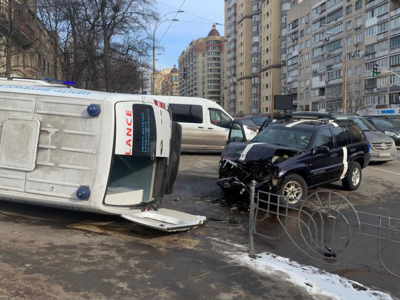 "Швидка", яка везла немовля в лікарню, після зіткнення із позашляховиком перекинулася на бік