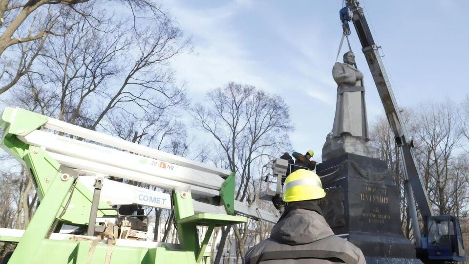 Пам'ятник Ватутіну демонтували