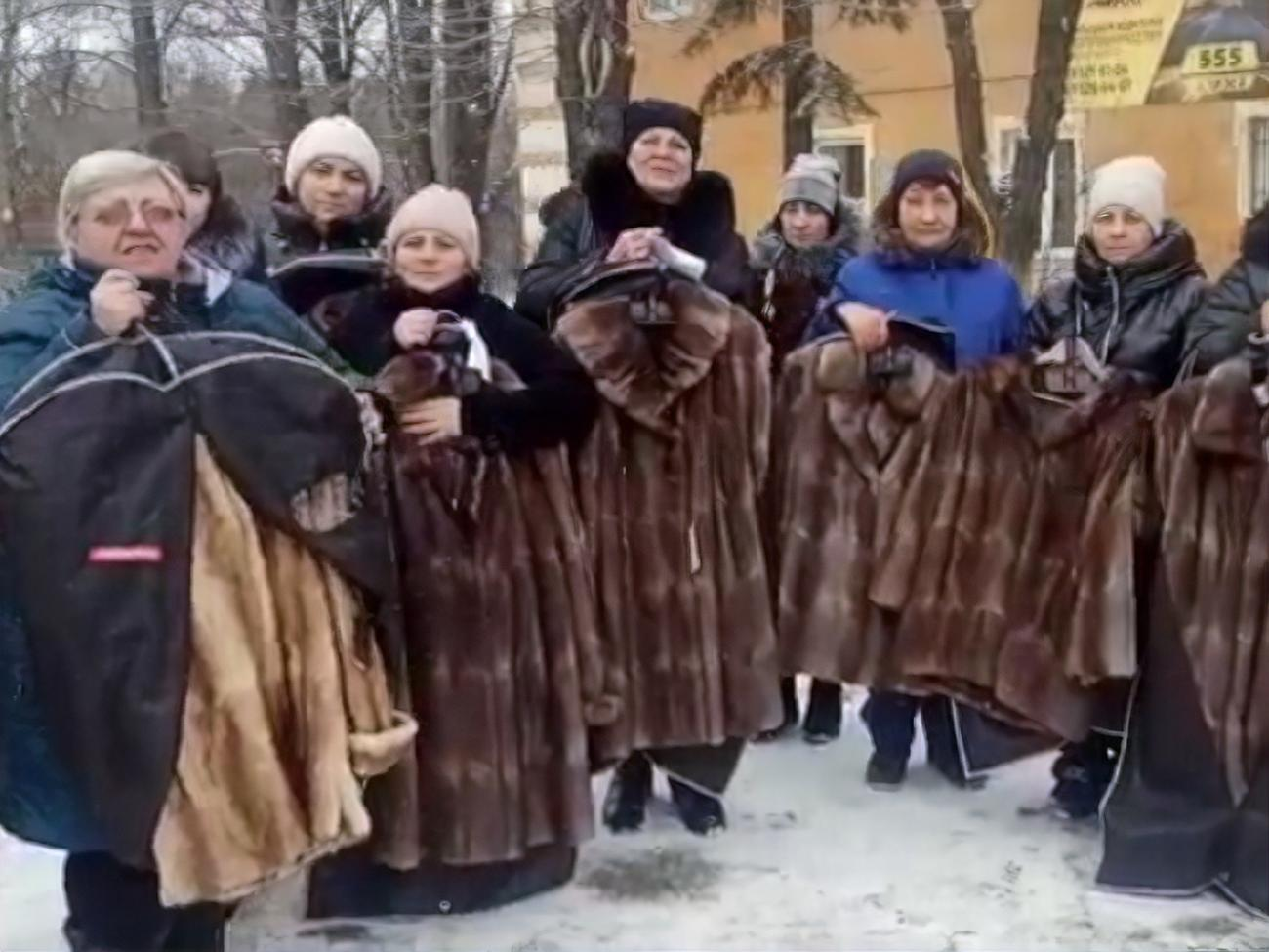 Удови загиблих в Україні російських окупантів, як з'ясували, тимчасово отримали шуби. Окрім того, частина "вдів" можуть бути несправжніми, з'ясували активістки з РФ