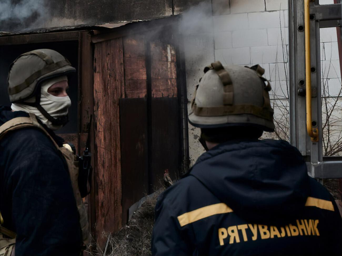 На місці вибуху й далі розбирають завали