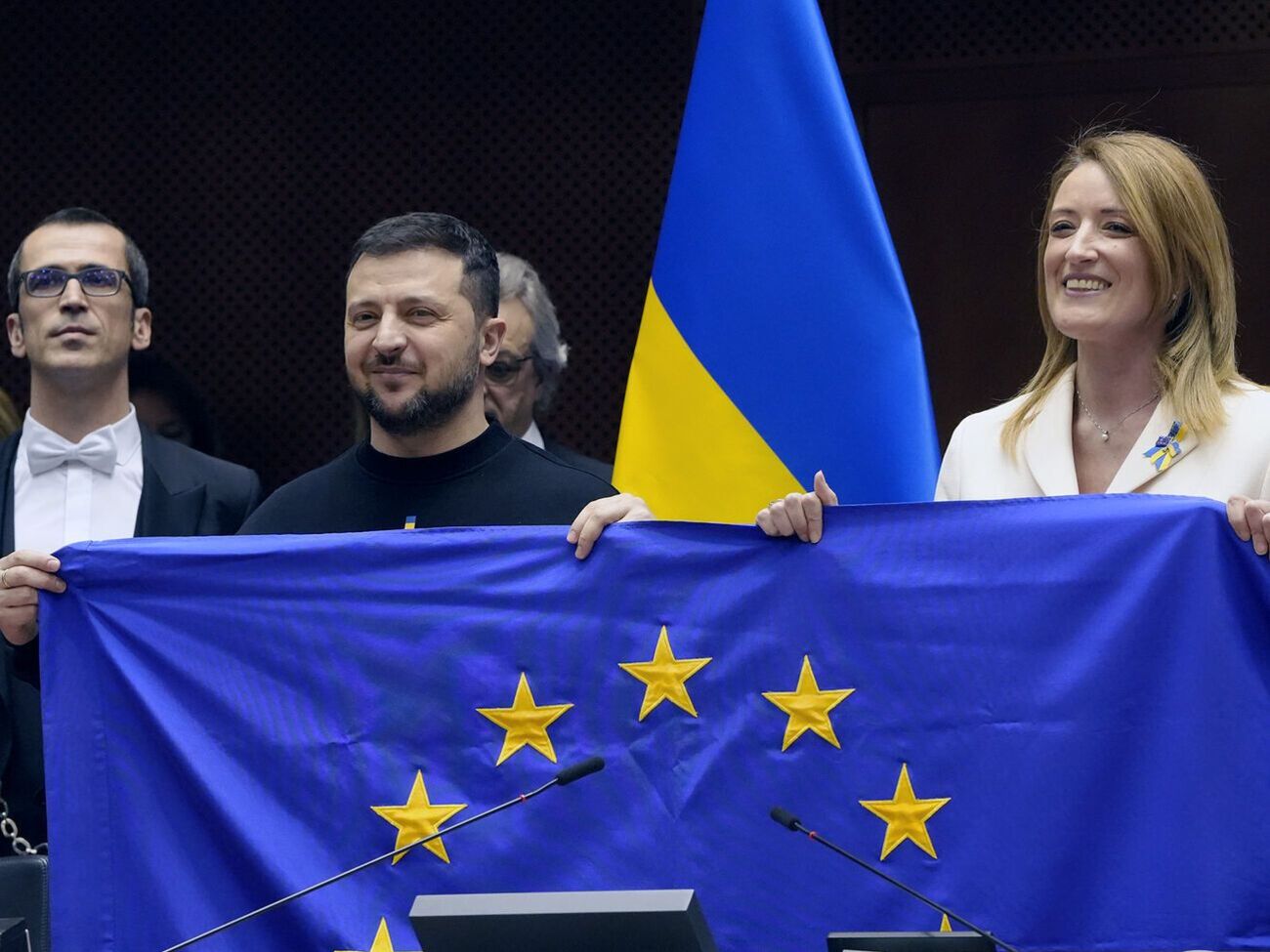 "Встретили как рок-звезду". Зеленский впервые посетил Европарламент и саммит ЕС. Фоторепортаж