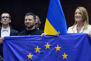 "Встретили как рок-звезду". Зеленский впервые посетил Европарламент и саммит ЕС. Фоторепортаж