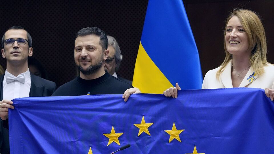 "Зустріли як рок-зірку". Зеленський уперше відвідав Європарламент і саміт ЄС. Фоторепортаж
