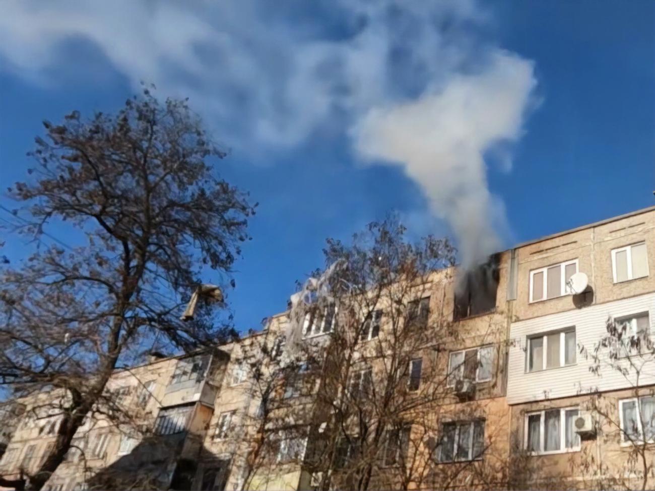 Окупанти влучили у п'ятиповерхівку, що розташована в Шуменському мікрорайоні Херсона, зазначили в ОВА