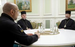 Шмыгаль (слева) поздравил Святослава (справа) с "важным решением" о переходе УГКЦ на григорианский календарь