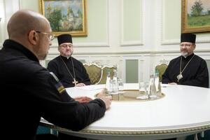 Шмыгаль (слева) поздравил Святослава (справа) с "важным решением" о переходе УГКЦ на григорианский календарь