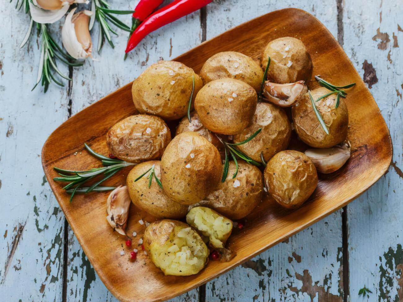 Подавать картофель можно с любым соусом