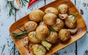 Подавать картофель можно с любым соусом