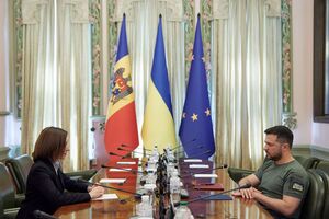 Санду ведет с Зеленским "непрерывный обмен мнениями и информацией о ситуации в регионе", отмечается на сайте президента Молдовы
