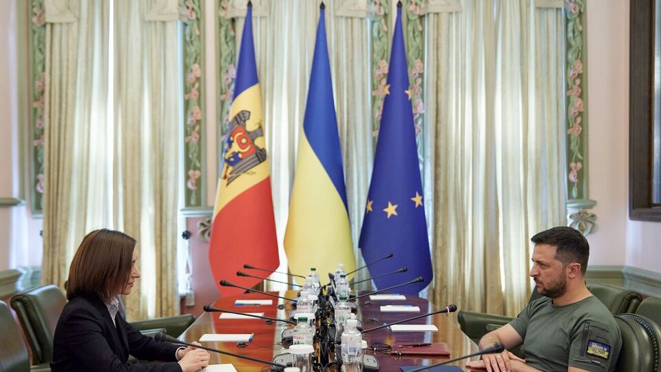 Санду веде із Зеленським "безперервний обмін думками та інформацією про ситуацію в регіоні", зазначають на сайті президента Молдови