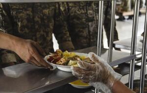 У Міноборони нагадали, що закуповують послугу з організації харчування для військових, яка передбачає логістику