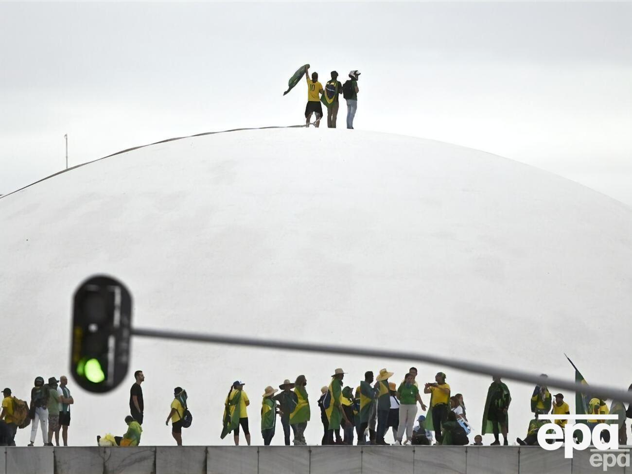 8 січня прибічники Болсонару під час акцій протесту штурмували урядові будівлі у столиці країни