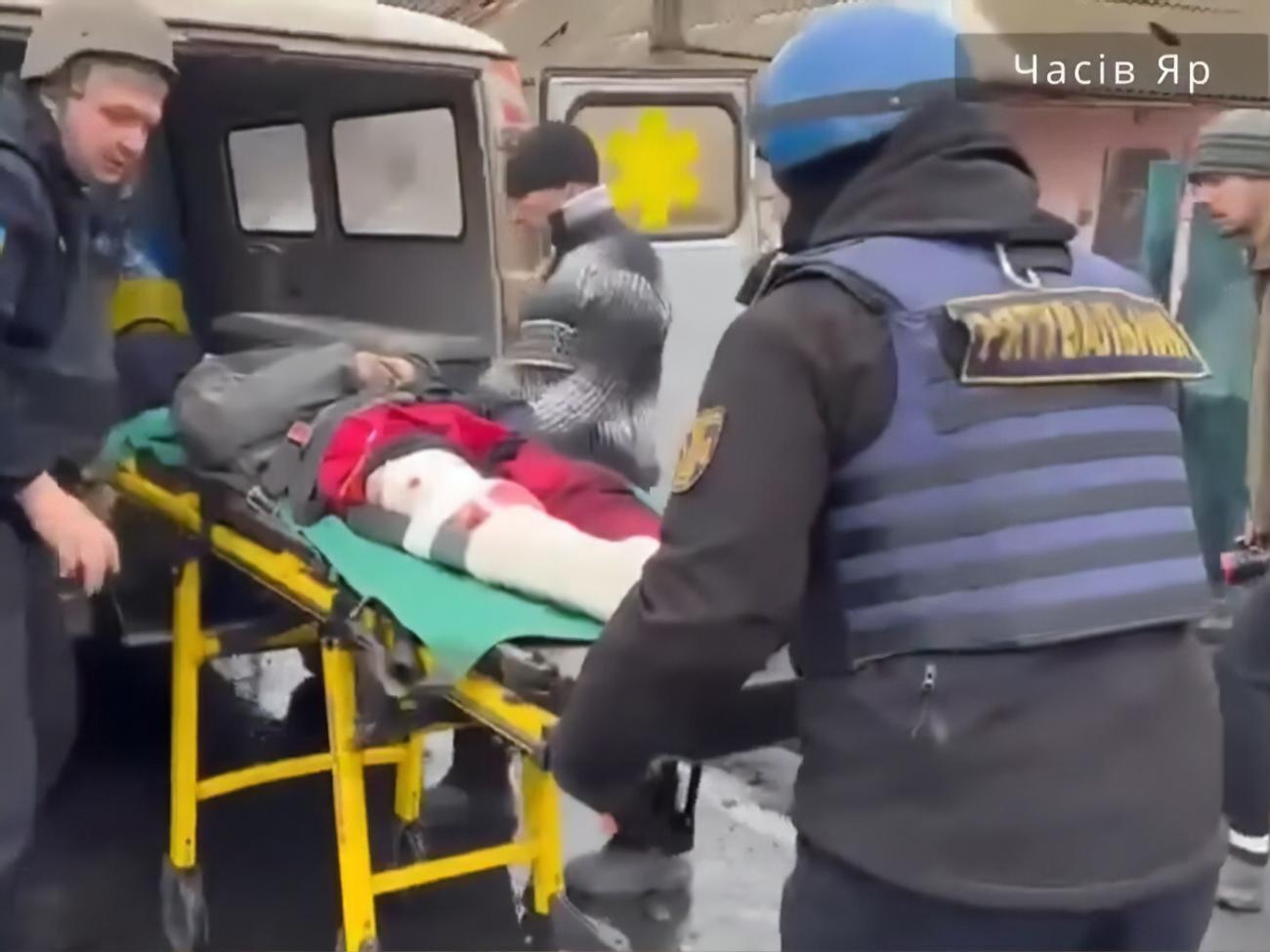 Рятувальники евакуювали поранену жінку