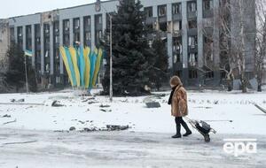 У прифронтових містах і селах, які щодня обстрілюють, залишаються місцеві жителі, зокрема з дітьми