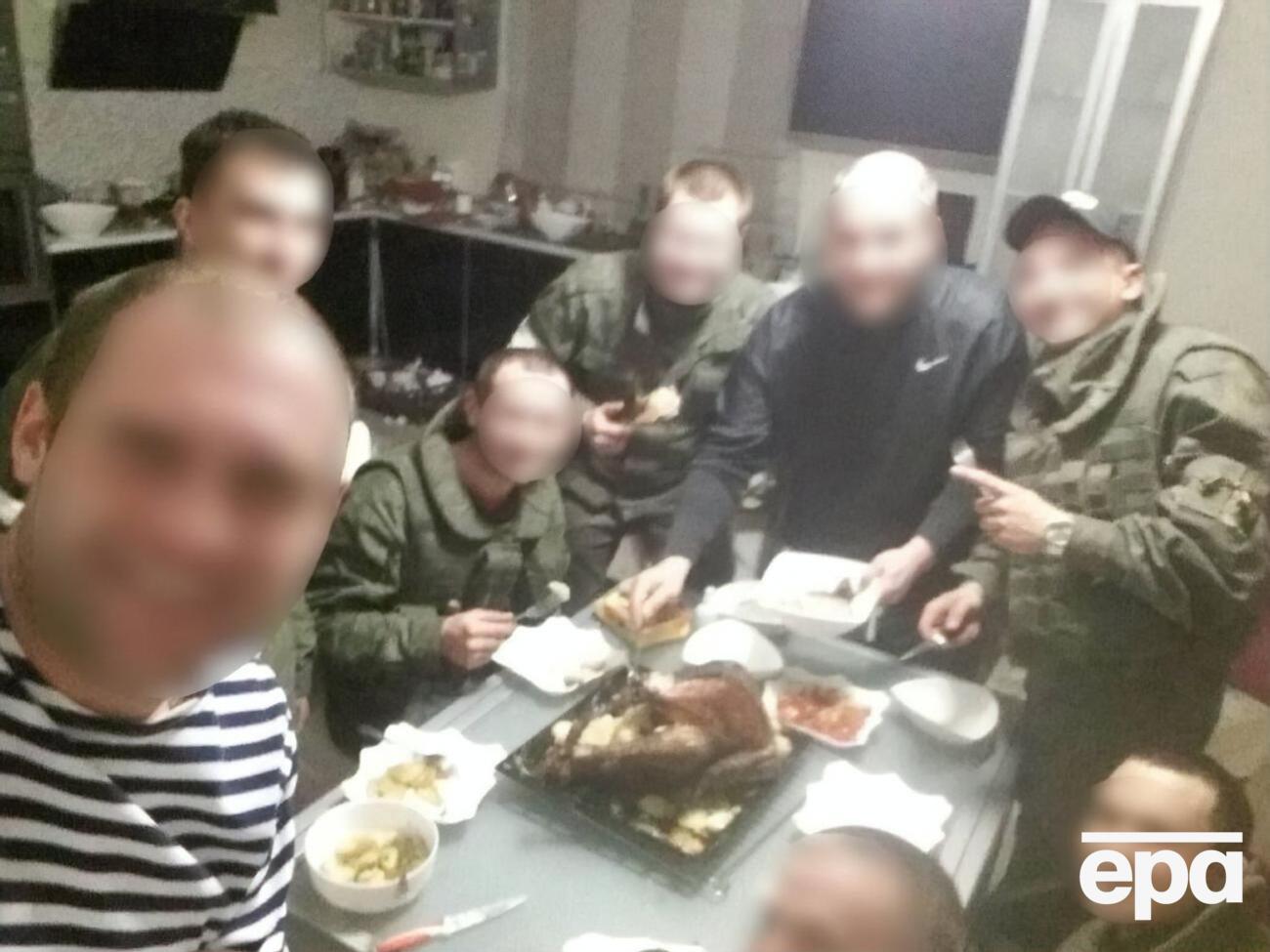 Окупанти фотографувалися на телефони та планшети з пограбованого будинку, заявляють у прокуратурі