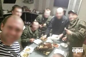 Окупанти фотографувалися на телефони та планшети з пограбованого будинку, заявляють у прокуратурі