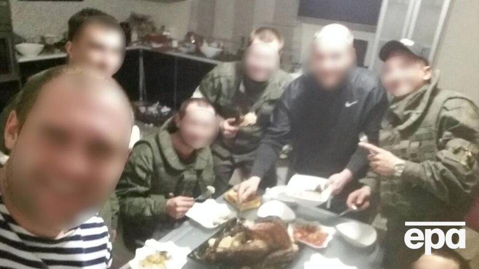 Окупанти фотографувалися на телефони та планшети з пограбованого будинку, заявляють у прокуратурі