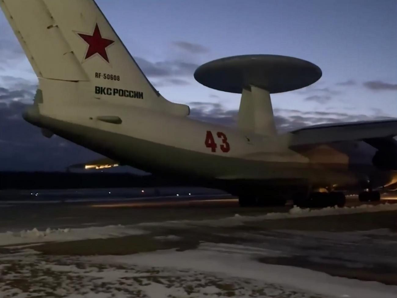 Самолет показали в темное время суток