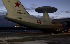 Самолет показали в темное время суток