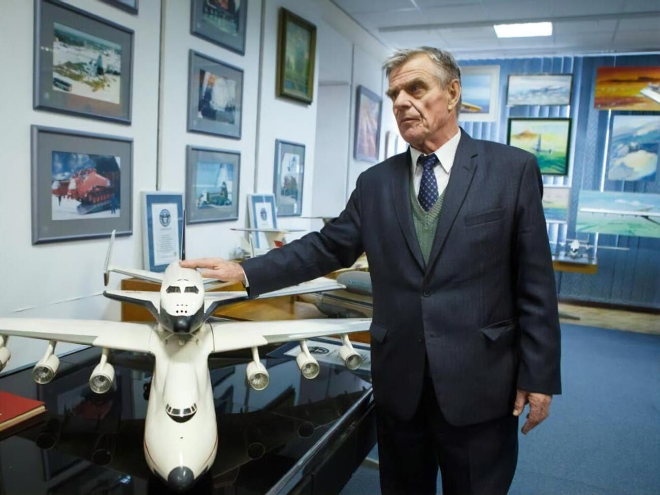 По данным СБУ, Бычков и его подчиненные в преддверии полномасштабной войны не пустили Нацгвардию на территорию аэродрома в Гостомеле