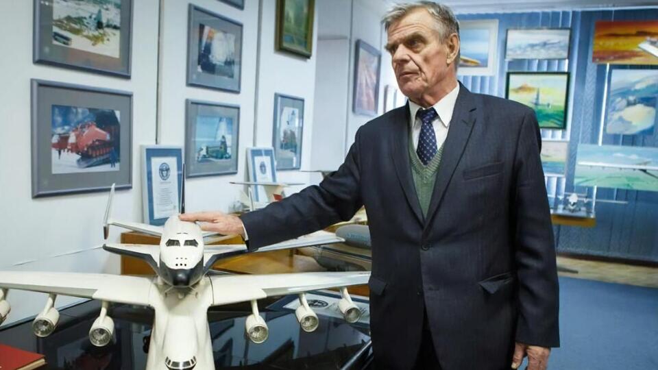 За даними СБУ, Бичков і його підлеглі напередодні повномасштабної війни не пустили Нацгвардію на територію аеродрому в Гостомелі