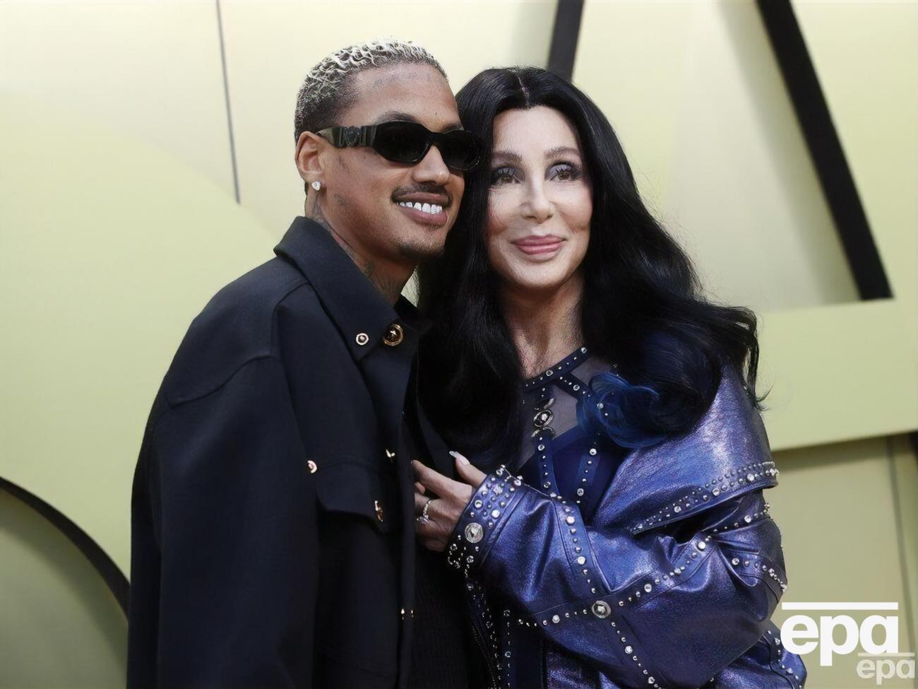О романе Шер с 37-летним музыкантом стало известно в ноябре 2022 года