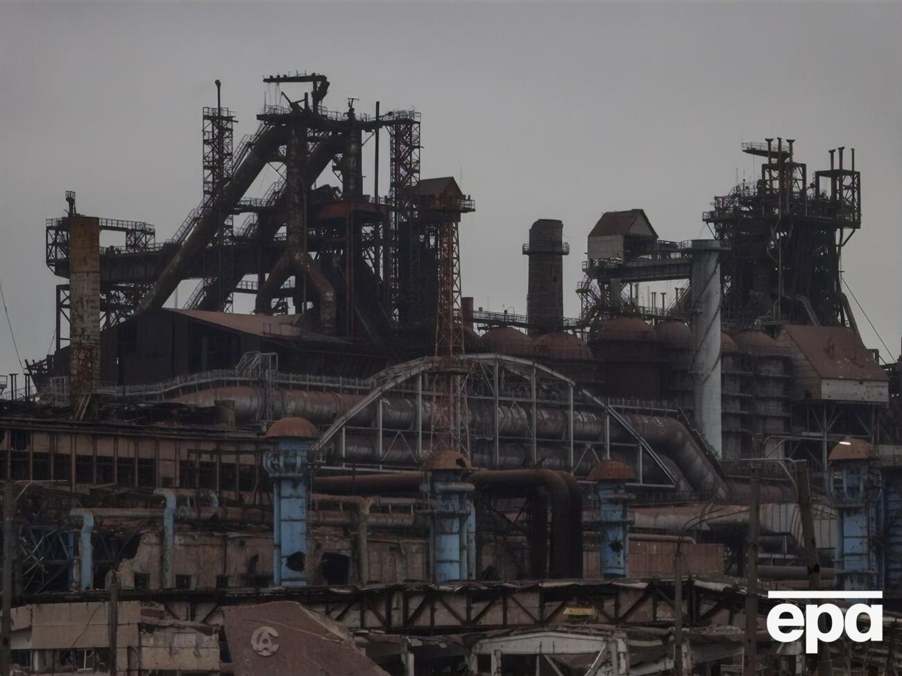 Українських військовослужбовців евакуювали з "Азовсталі" у травні 2022 року, досі багато хто з них перебуває у полоні в росіян