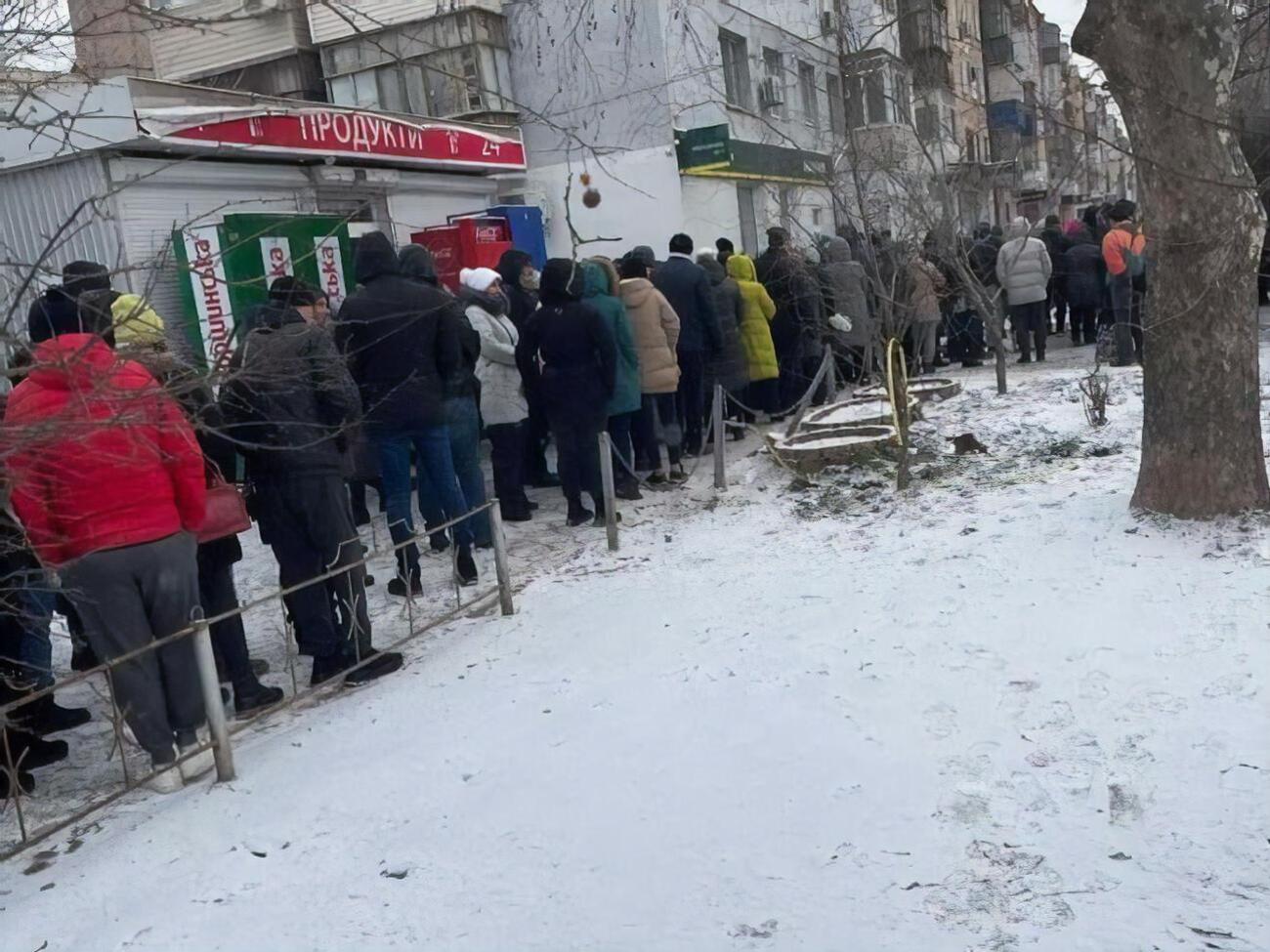 Черги по продукти в Херсоні. Березень 2022 року