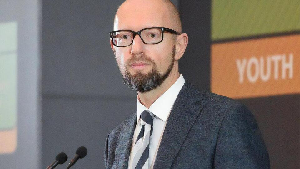 Яценюк: Лукашенко точно думає, як рятуватися