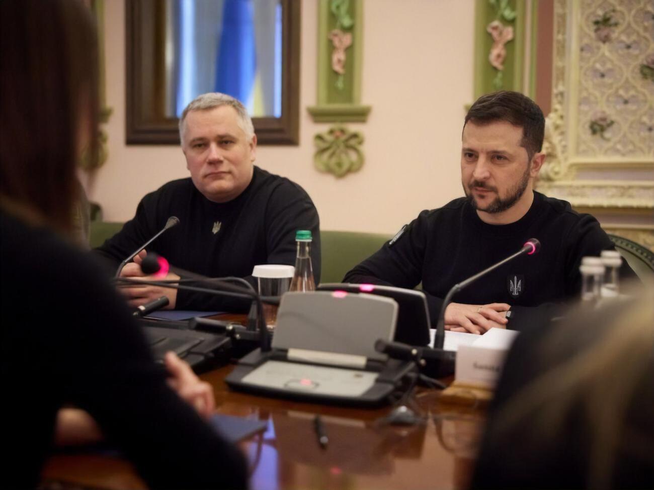 Важно оказывать давление на всех физических и юрлиц государства-террориста, которые принимают участие в ракетных атаках, отметил Зеленский (справа)