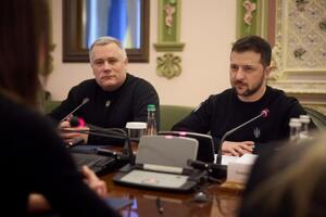 Важно оказывать давление на всех физических и юрлиц государства-террориста, которые принимают участие в ракетных атаках, отметил Зеленский (справа)