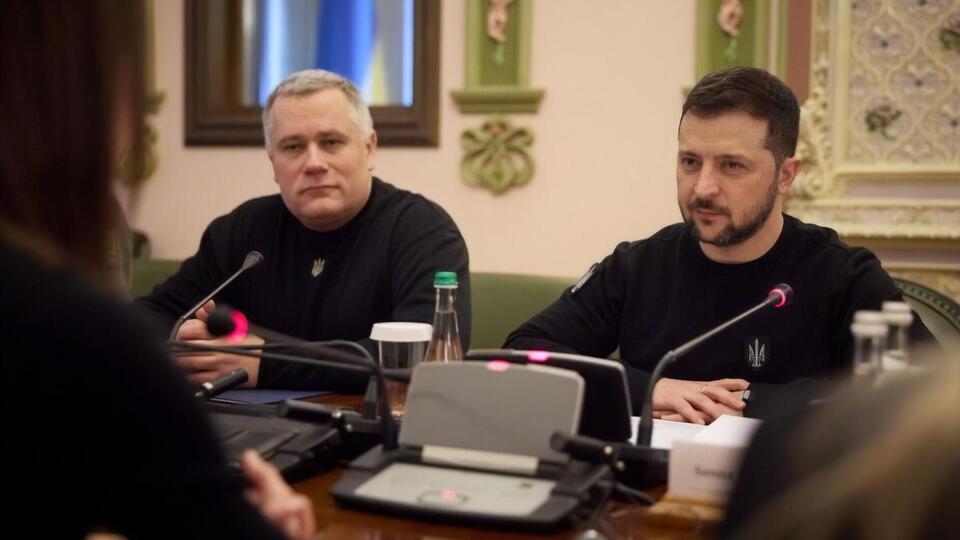 Важливо чинити тиск на всіх фізичних та юросіб держави-терориста, які беруть участь у ракетних атаках, зазначив Зеленський (праворуч)