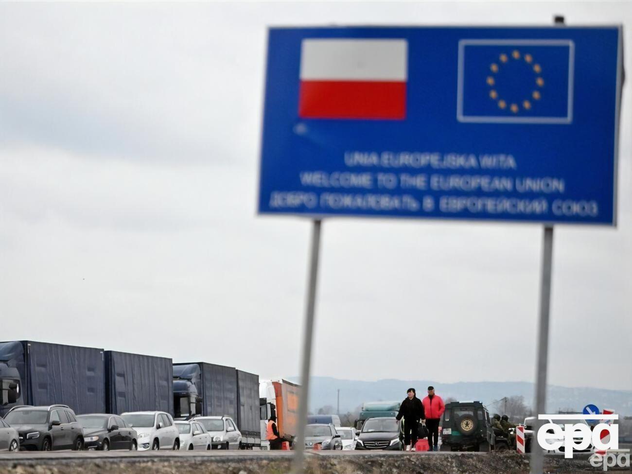 Большинство выездов мужчин за границу было по бизнес-делам &ndash; около 1,1 млн разрешений, отметил сервис&nbsp;Opendatabot