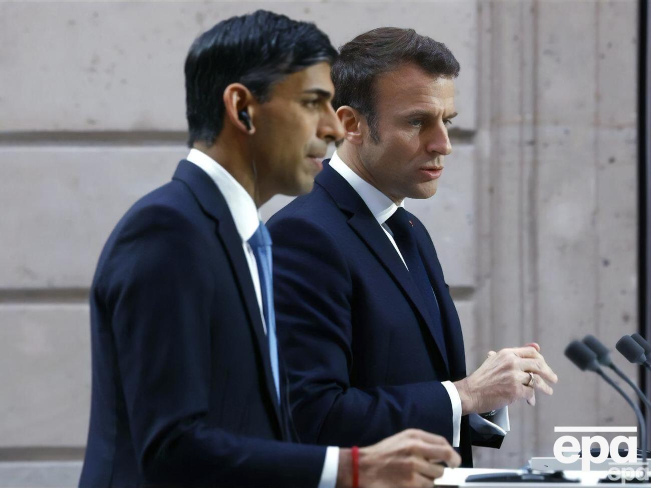 Франція і Великобританія "роблять усе, щоб війна не поширилася на інші частини світу", зазначив Макрон (праворуч) на спільній пресконференції із Сунаком