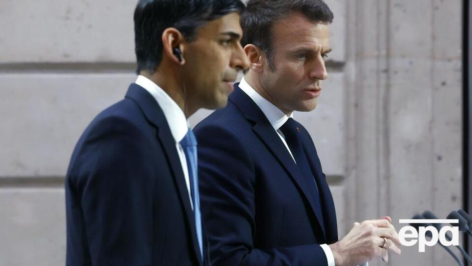 Франція і Великобританія "роблять усе, щоб війна не поширилася на інші частини світу", зазначив Макрон (праворуч) на спільній пресконференції із Сунаком
