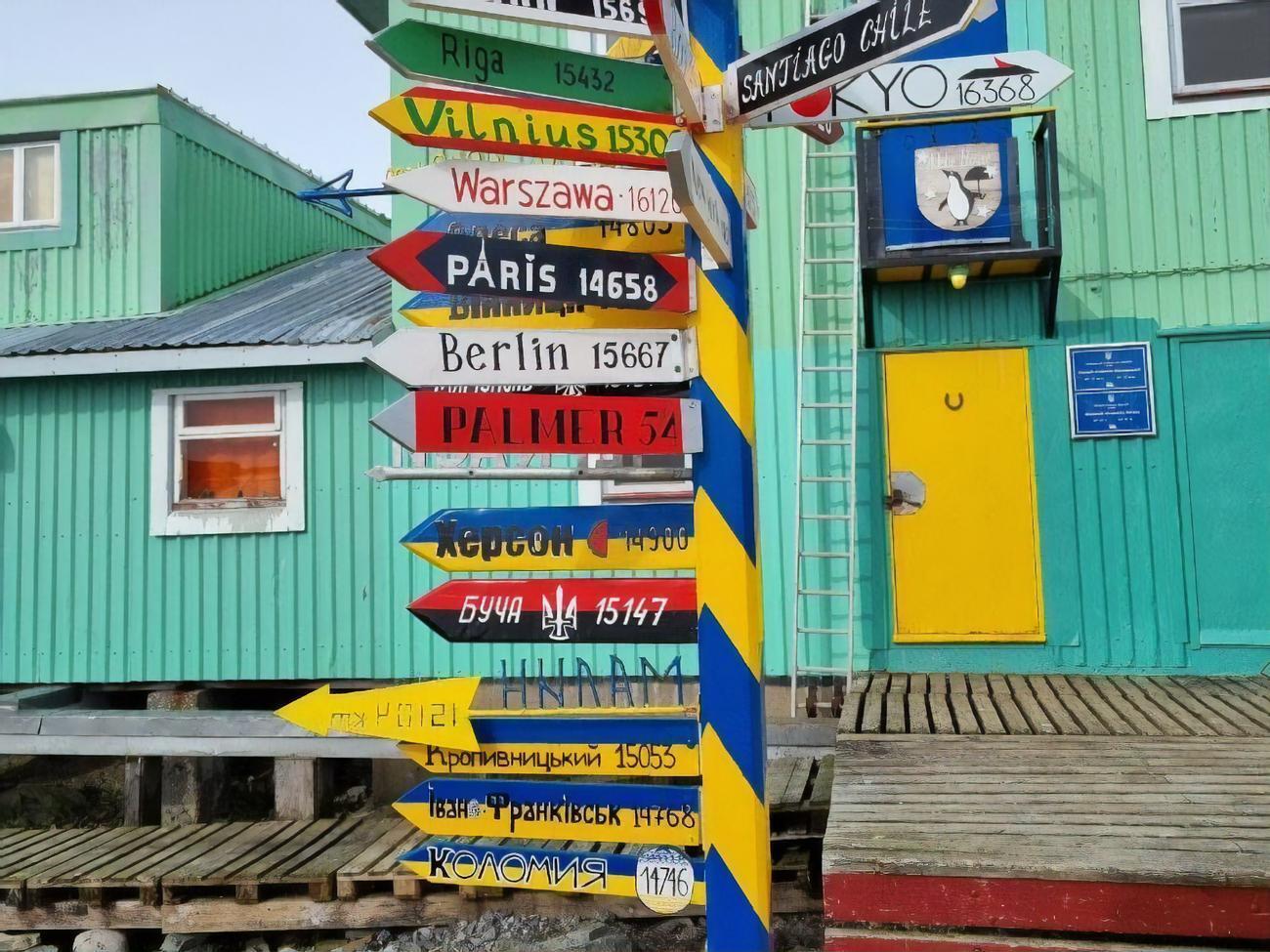 На указателе декоммунизировали Кировоград на Кропивницкий и дерусифицировали транслитерацию Винницы и Одессы