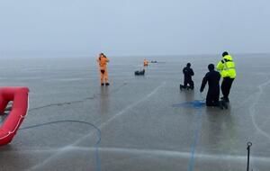 Погибшего рыбака достали из воды водолазы