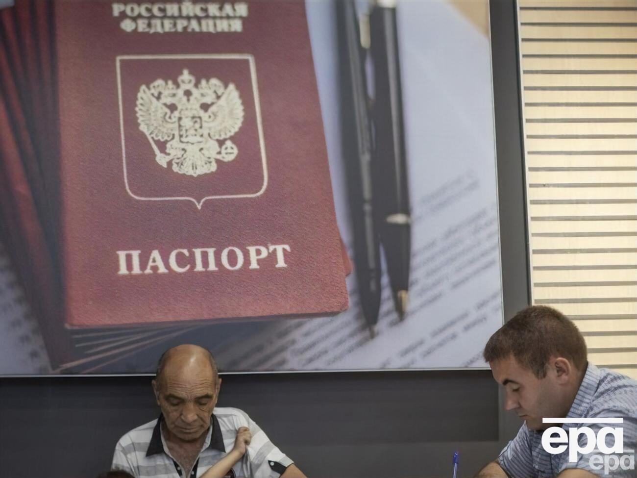 Паспорта РФ жителям оккупированных районов Донбасса россияне выдают по упрощенной процедуре