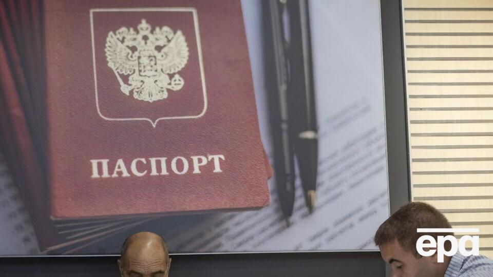 Паспорта РФ жителям оккупированных районов Донбасса россияне выдают по упрощенной процедуре