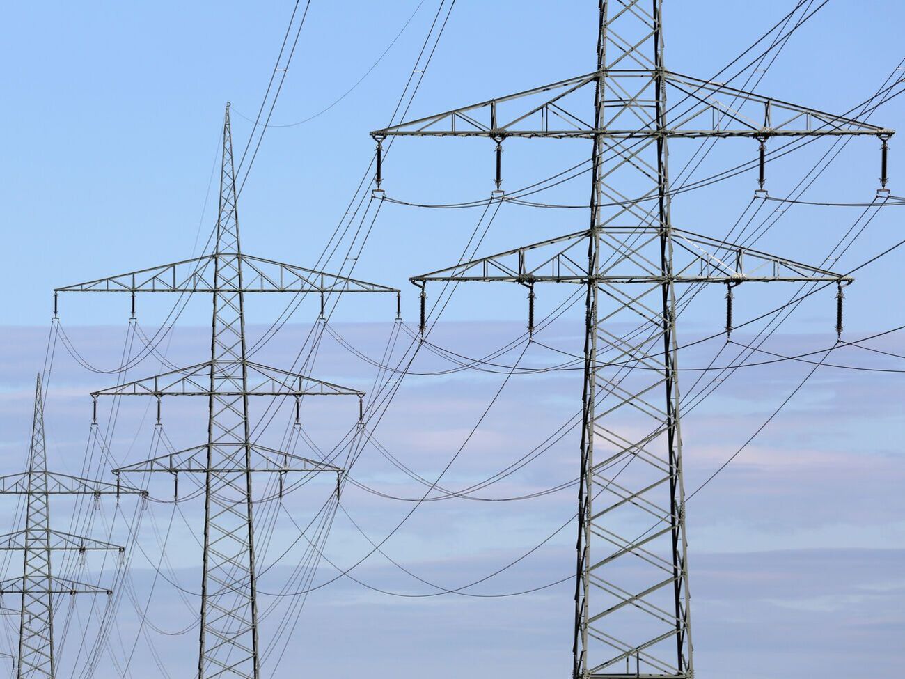 Электроэнергии в системе достаточно для всех потребителей, но в некоторых регионах повреждена обстрелами инфраструктура