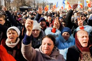 Учасники мітингу вимагають від влади сплатити платіжки за комунальні послуги за зимові місяці