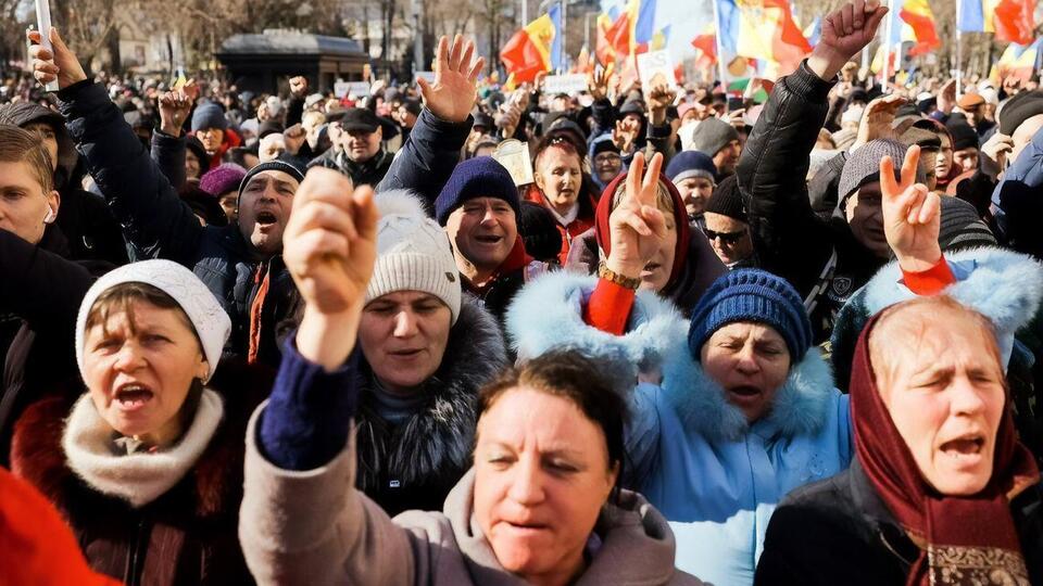 Учасники мітингу вимагають від влади сплатити платіжки за комунальні послуги за зимові місяці