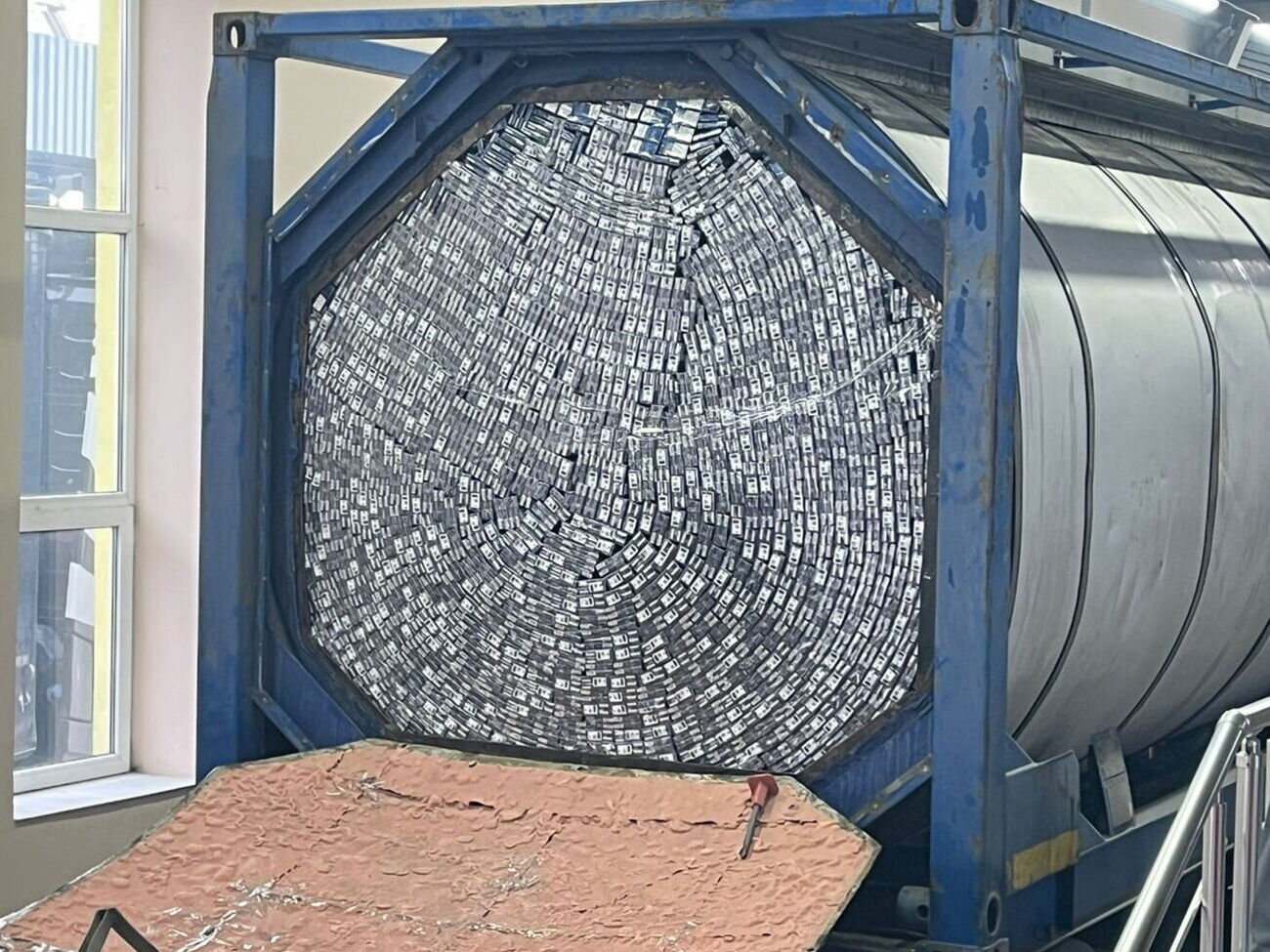 Українець сховав у машині понад 100 тис. пачок цигарок