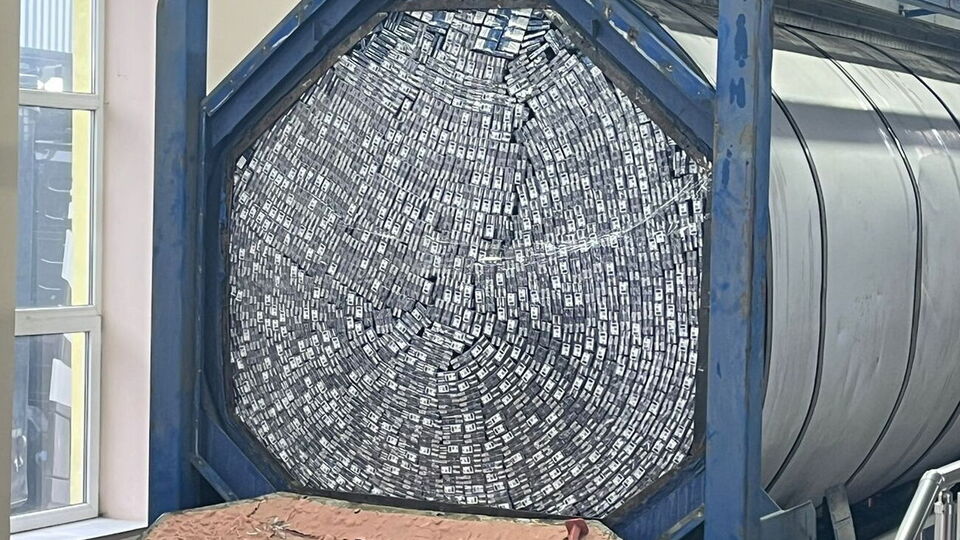 Украинец спрятал в машине более 100 тыс. пачек сигарет