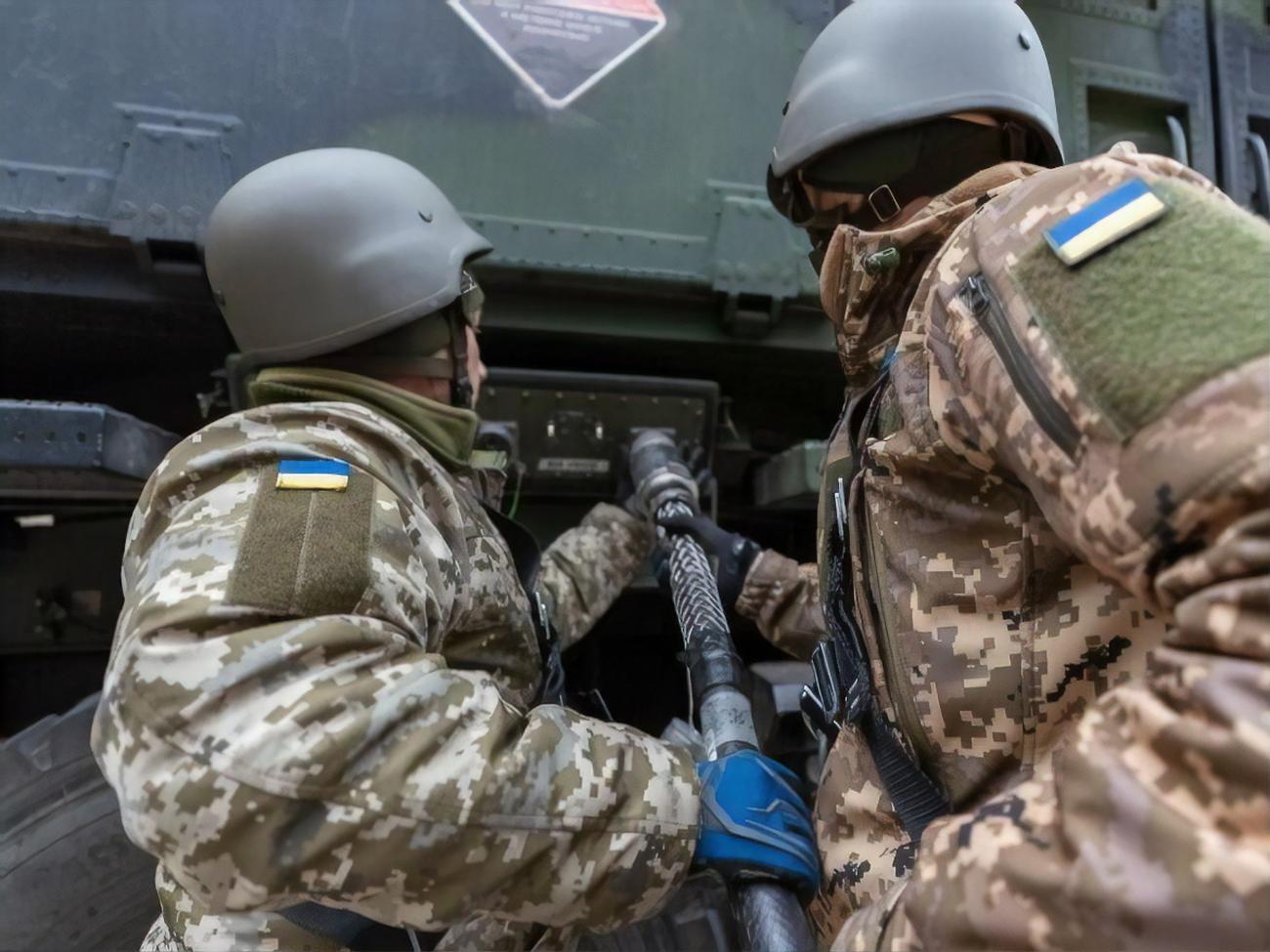 Українські ракетники й артилерія атакували позиції та пункт управління армії РФ