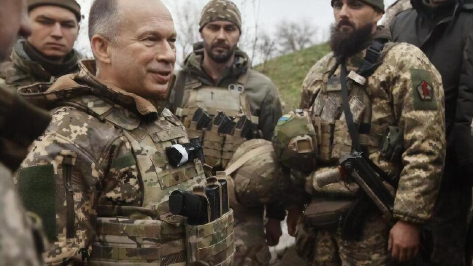 Сирський (ліворуч) заявив, що оборона Бахмута триває